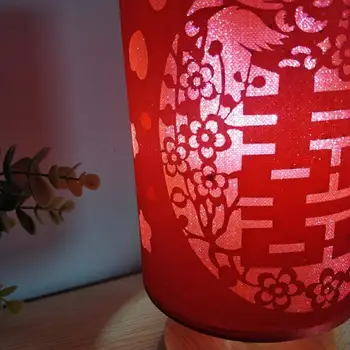Abajur bezmaksas 3 krāsu spuldzes masīvkoka bāzes Ķīniešu stilā Laimīgs Ķīnas sarkano viesnīcas numuru kāzu īpašos naktsgaldiņš