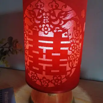 Abajur bezmaksas 3 krāsu spuldzes masīvkoka bāzes Ķīniešu stilā Laimīgs Ķīnas sarkano viesnīcas numuru kāzu īpašos naktsgaldiņš