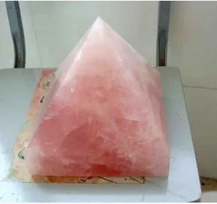Dabas rozā kvarca kristāla piramīda
